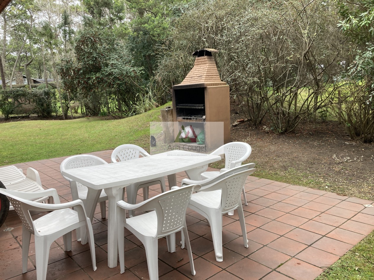 Muy linda casa en magnifico entorno de bosque cerca del mar