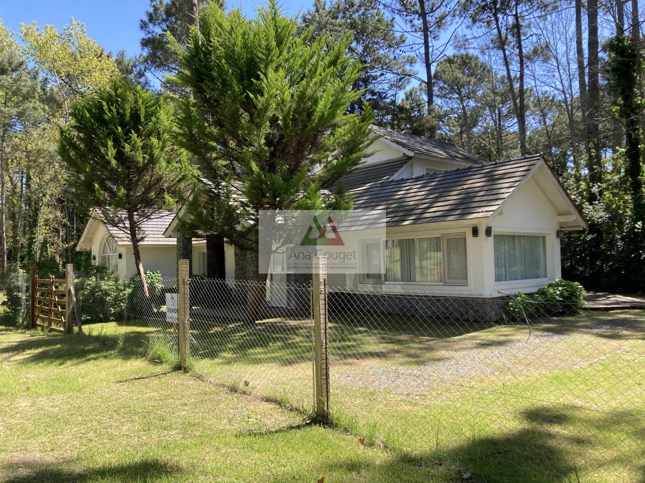 Excelente casa en Carilo con piscina climatizada