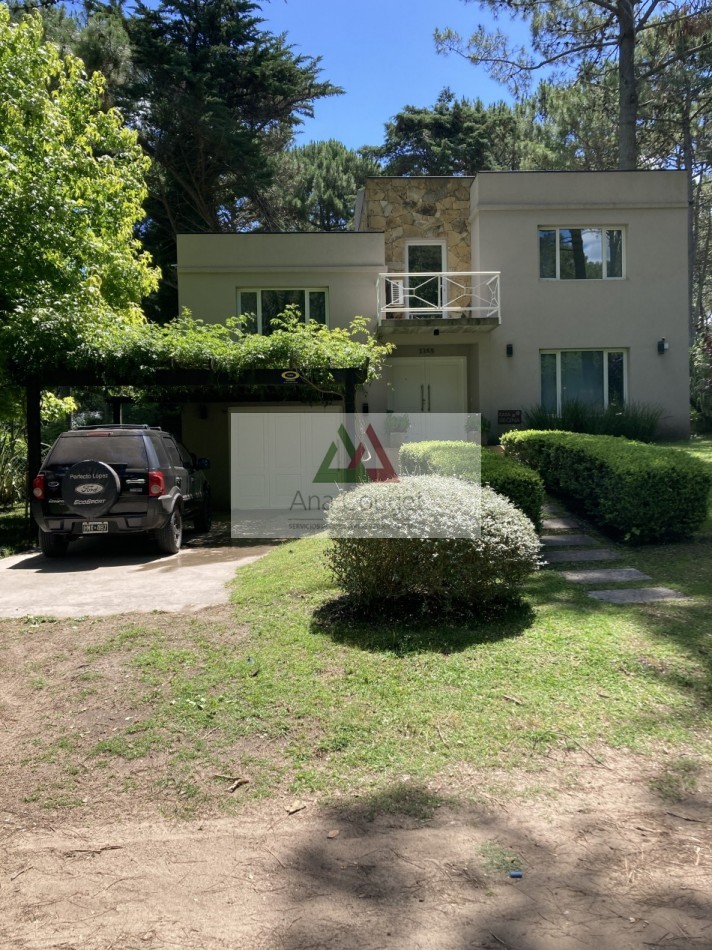 Esplendida casa  de dos plantas con pileta  y gran parque.