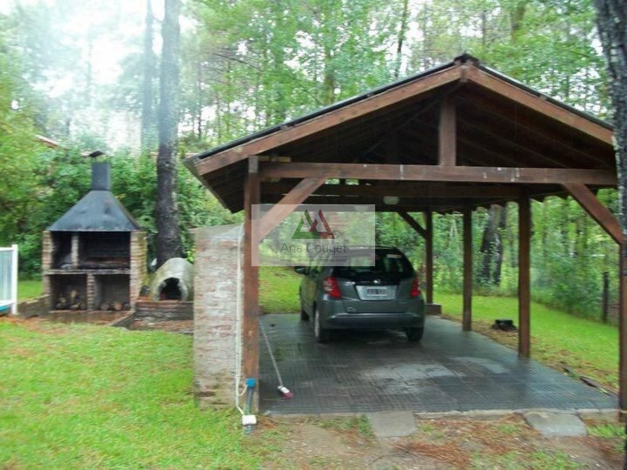 Tipica cabaña en el bosque de Carilo.