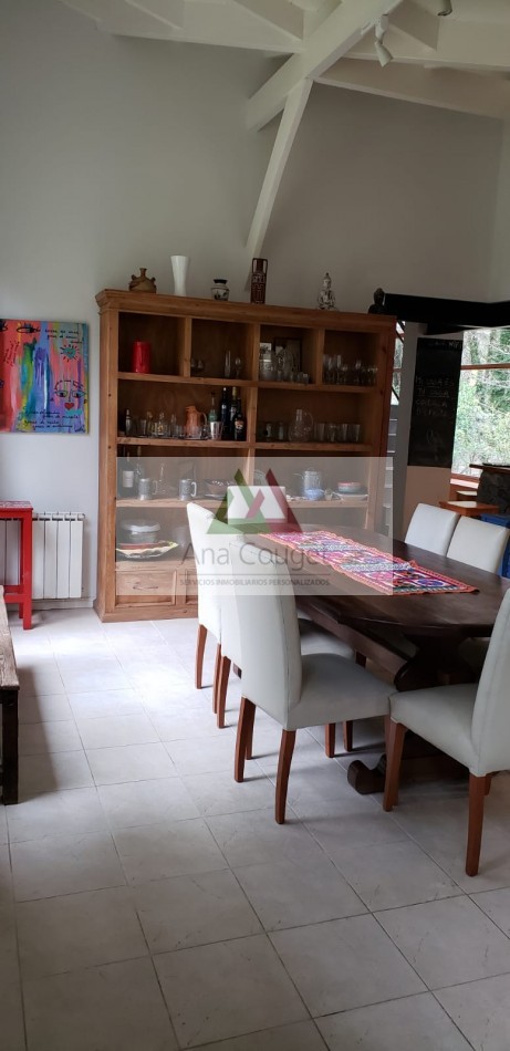 Lindisima casa en Carilo en esplendido entorno de bosque con capacidad para 10 personas