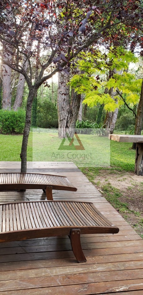 Lindisima casa en Carilo en esplendido entorno de bosque con capacidad para 10 personas