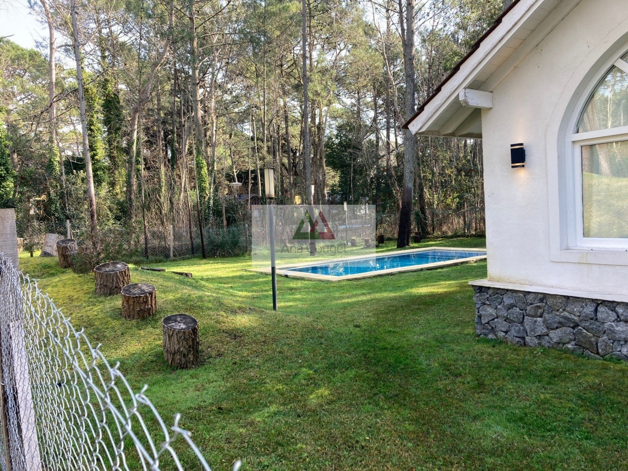 Excelente casa en Carilo con piscina climatizada