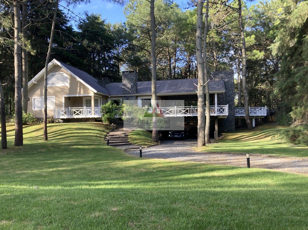 Esplendida casa con amplias galerias exteriores con vista al bosque.