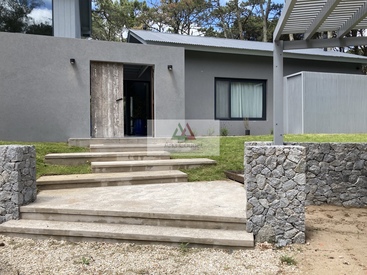 Impecable casa en Barrio Zorzal Carilo.