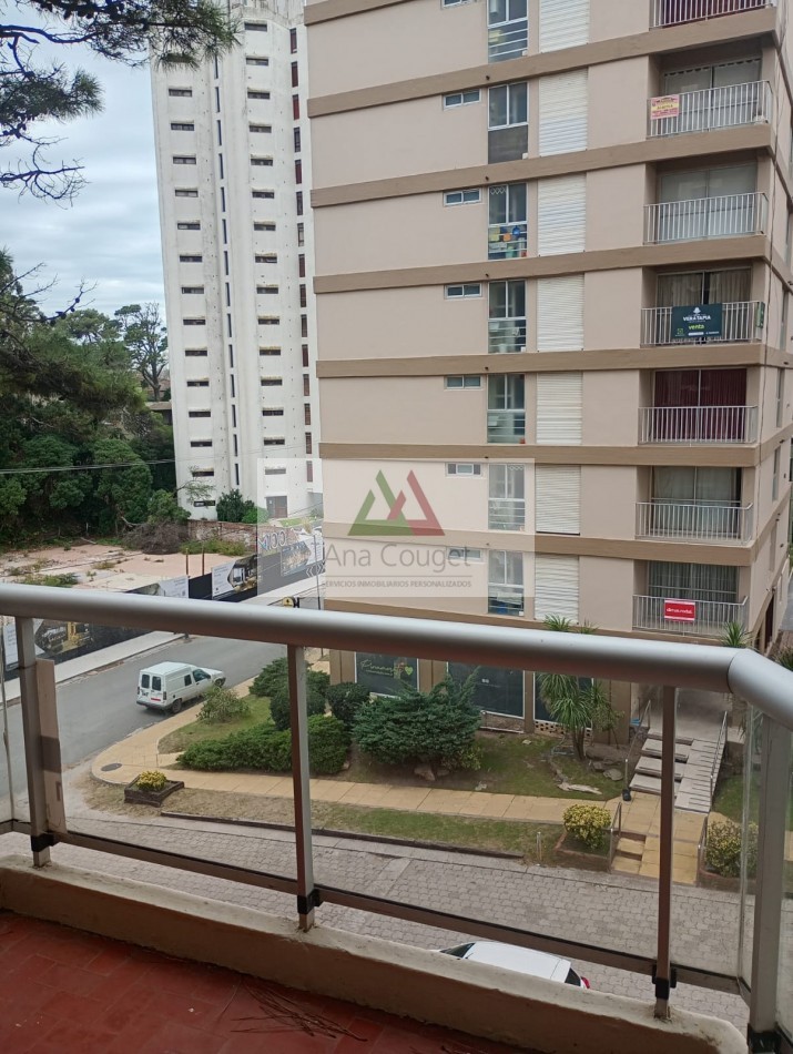 Departamento de 3 ambientes con cochera a 4 cuadras del mar en Pinamar Centro
