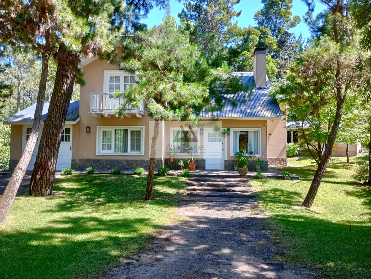 Esplendida casa a 4 cuadras del mar en Carilo.