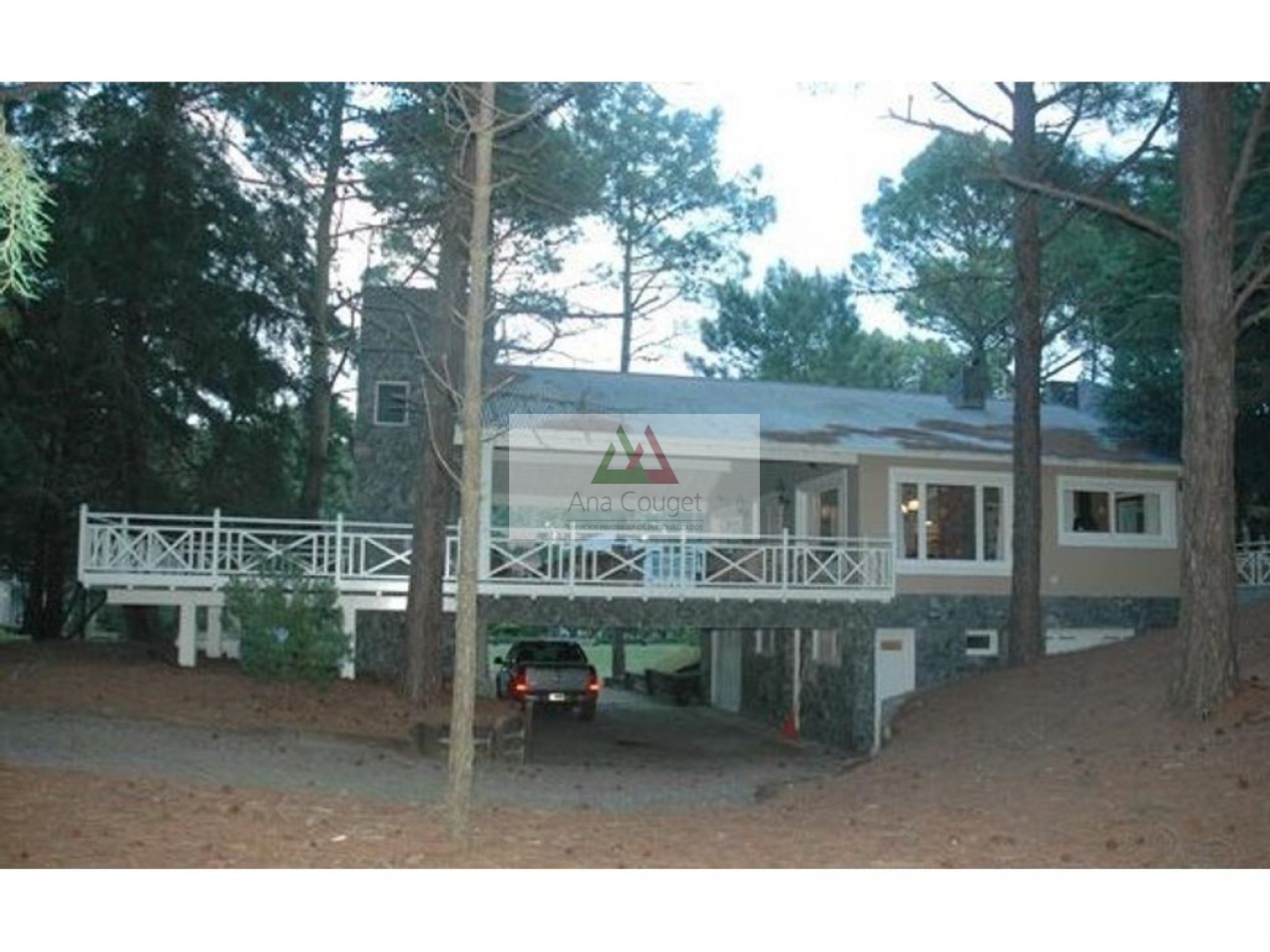 Esplendida casa con amplias galerias exteriores con vista al bosque.