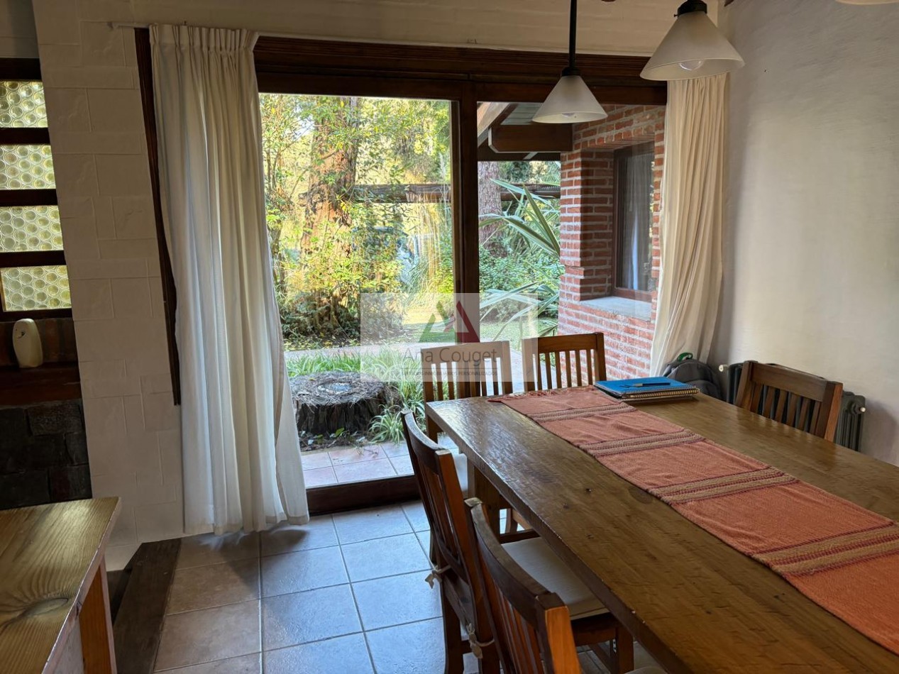 Lindisima casa a dos cuadras del centro. 