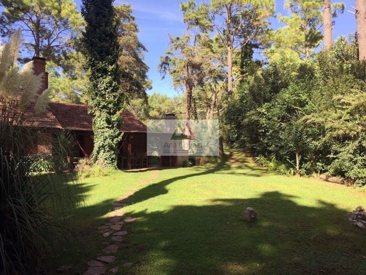 Hermosa casa rodeada de bosque en lugar muy tranquilo de Carilo.