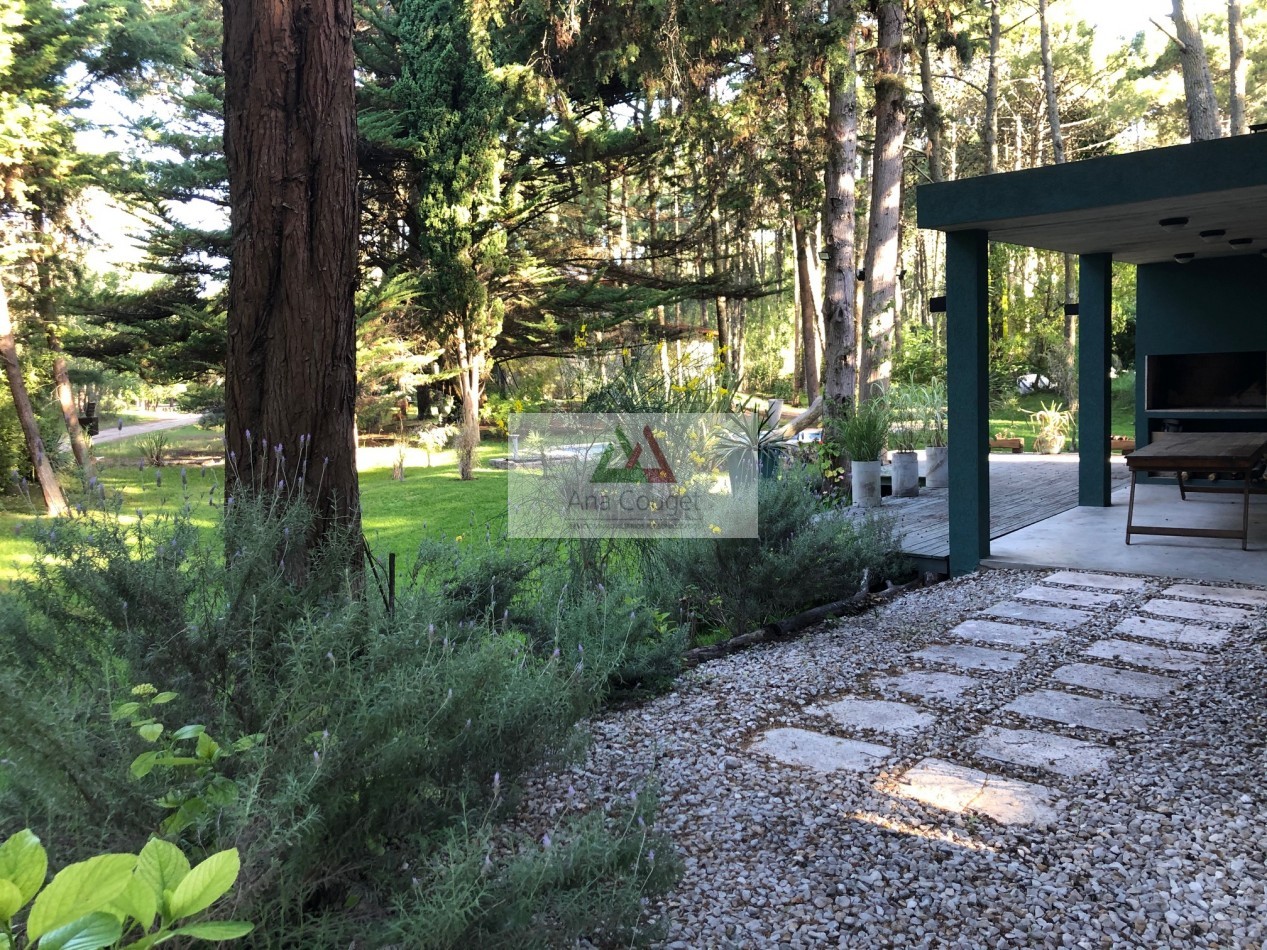 Lindisima casa en Carilo con pileta climatizada.