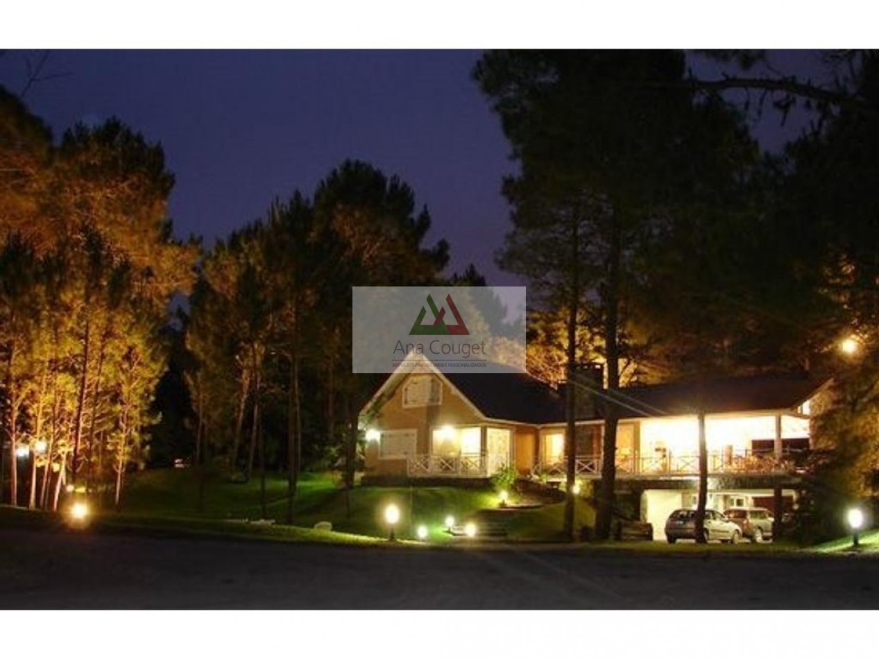 Esplendida casa con amplias galerias exteriores con vista al bosque.