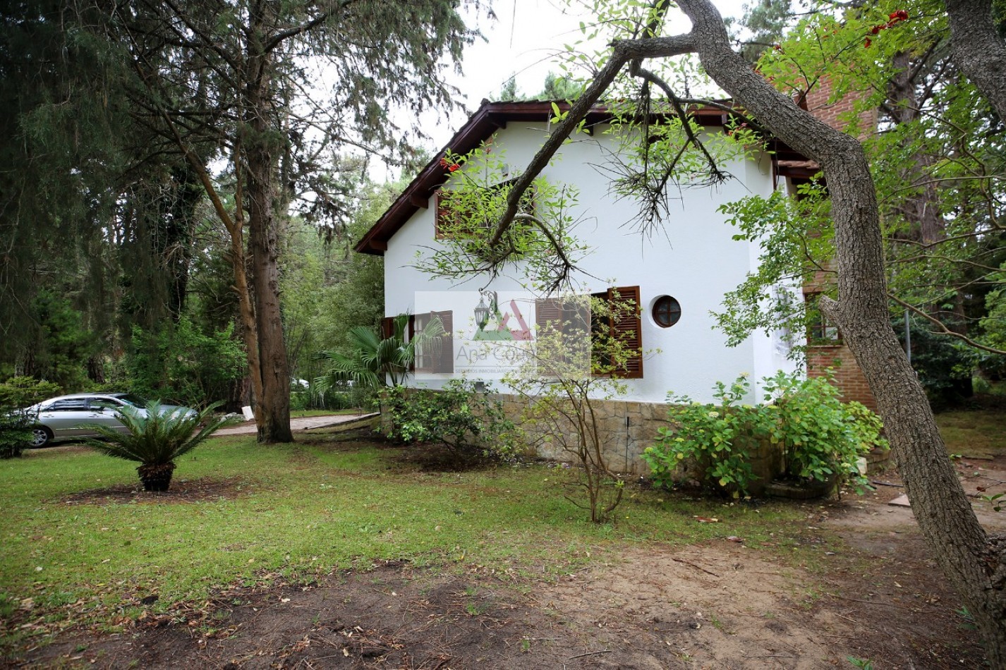 Casa 5 AMBIENTES con pileta en espectacular entorno de bosque