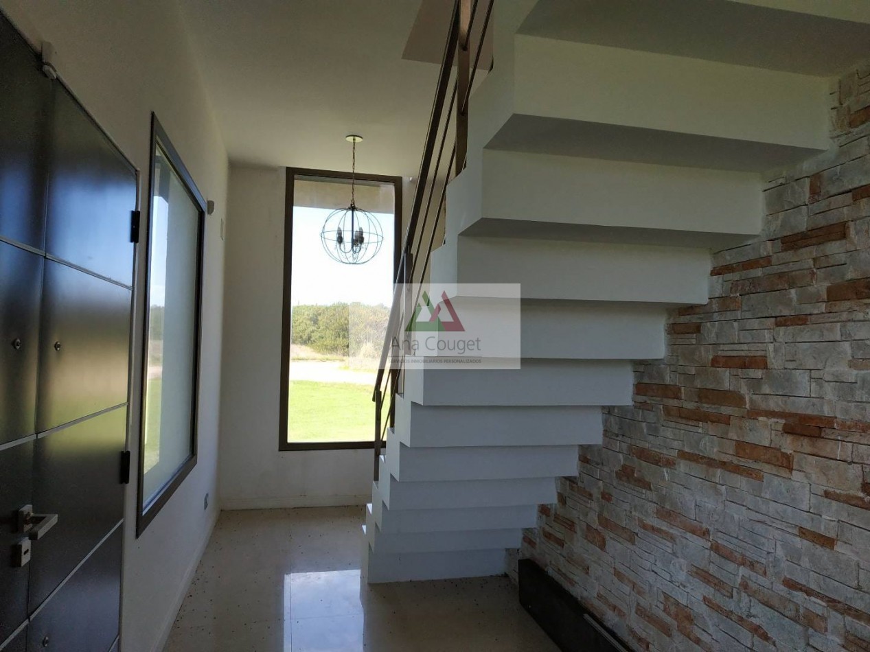 Espectacular casa en Barrio Maritimo 1, 150 mts del mar, Costa Esmeralda.-