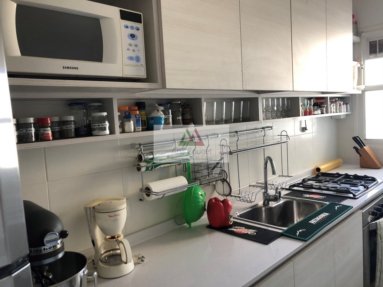 Excelente departamento de 2 ambientes con vista a Parque Las Heras. Piso alto. 1/2 huespedes