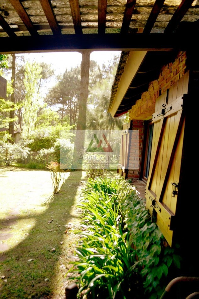 Hermosa casa rodeada de bosque en lugar muy tranquilo de Carilo.