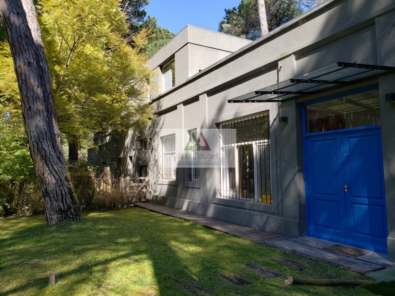 Lindisima casa en Carilo en esplendido entorno de bosque con capacidad para 10 personas