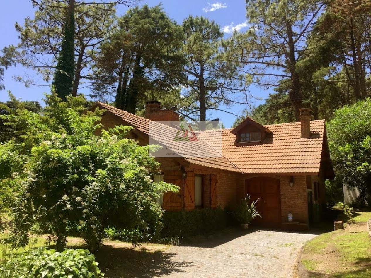 Hermosa casa rodeada de bosque en lugar muy tranquilo de Carilo.