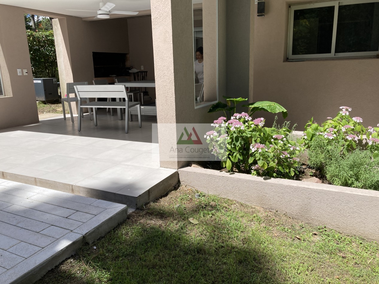 Esplendida casa  de dos plantas con pileta  y gran parque.