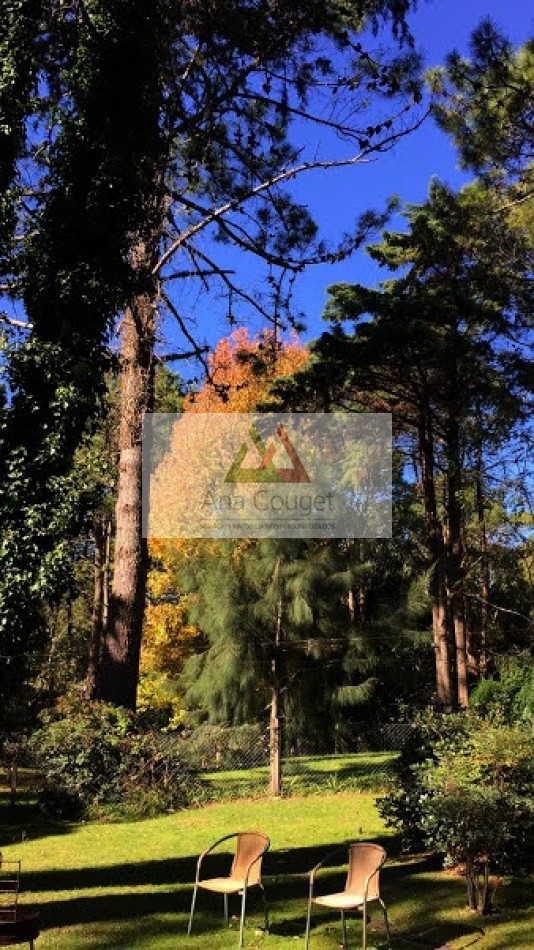 Hermosa casa rodeada de bosque en lugar muy tranquilo de Carilo.