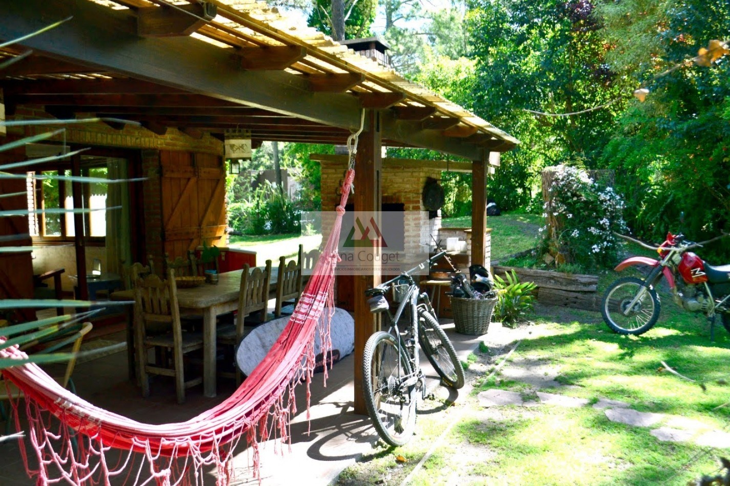 Hermosa casa rodeada de bosque en lugar muy tranquilo de Carilo.