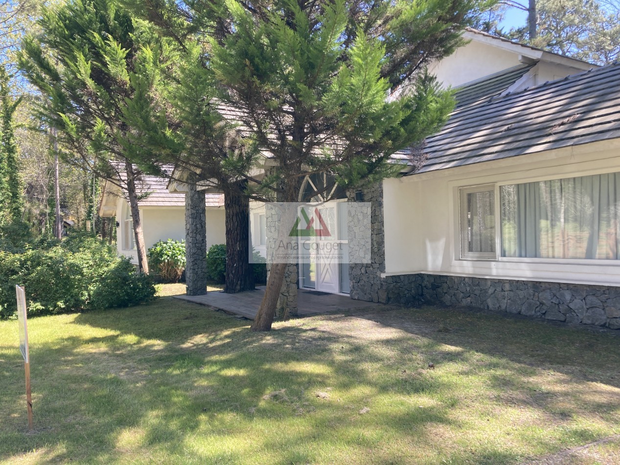 Excelente casa en Carilo con piscina climatizada