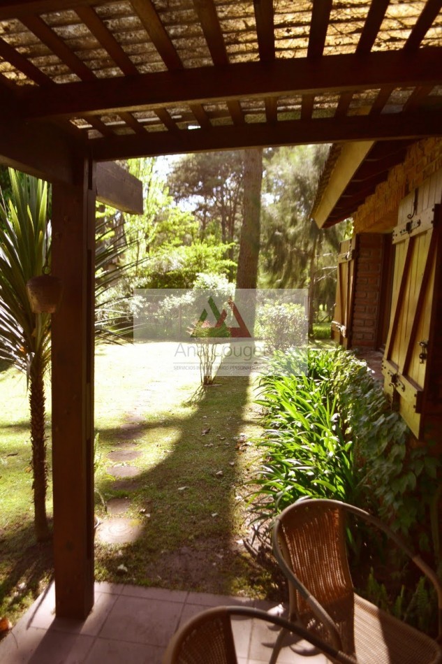 Hermosa casa rodeada de bosque en lugar muy tranquilo de Carilo.