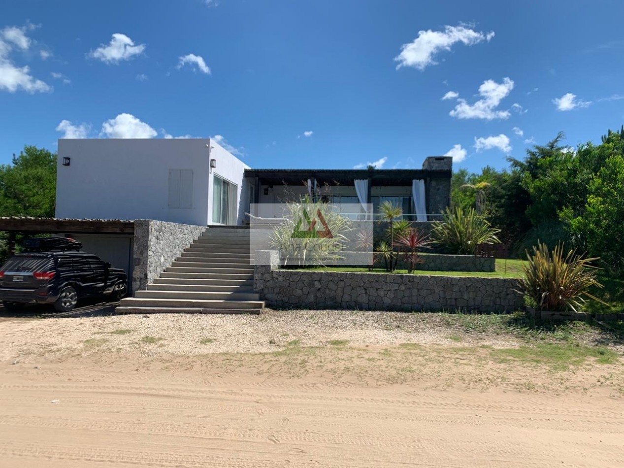 Esplendida casa en Barrio Ecuestre, Costa Esmeralda, cerca de la cancha de Polo.