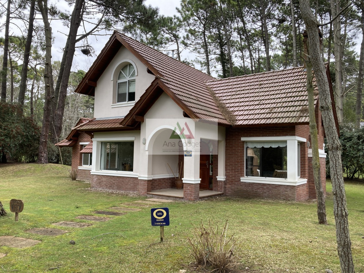 Muy linda casa en magnifico entorno de bosque cerca del mar