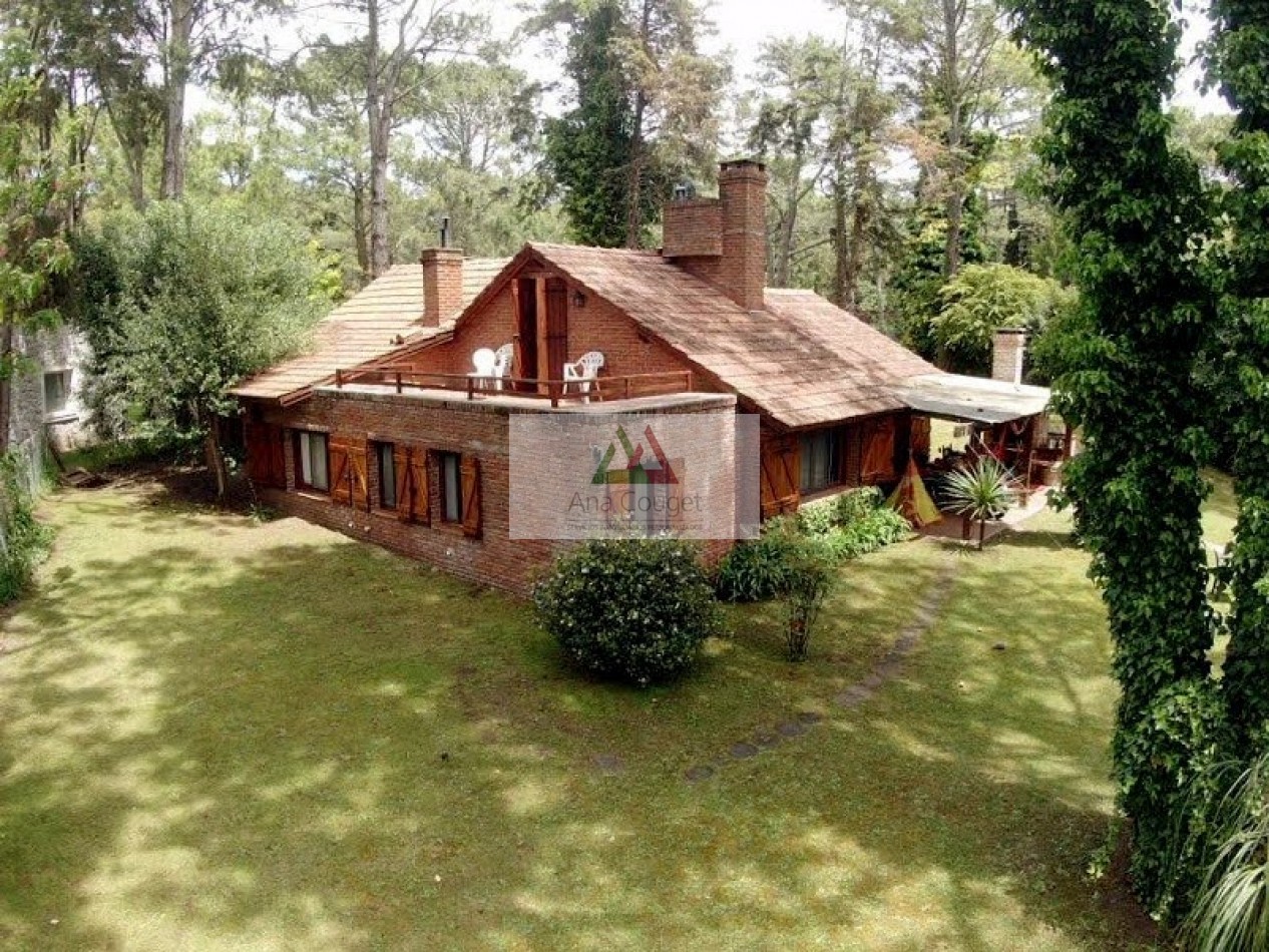 Hermosa casa rodeada de bosque en lugar muy tranquilo de Carilo.