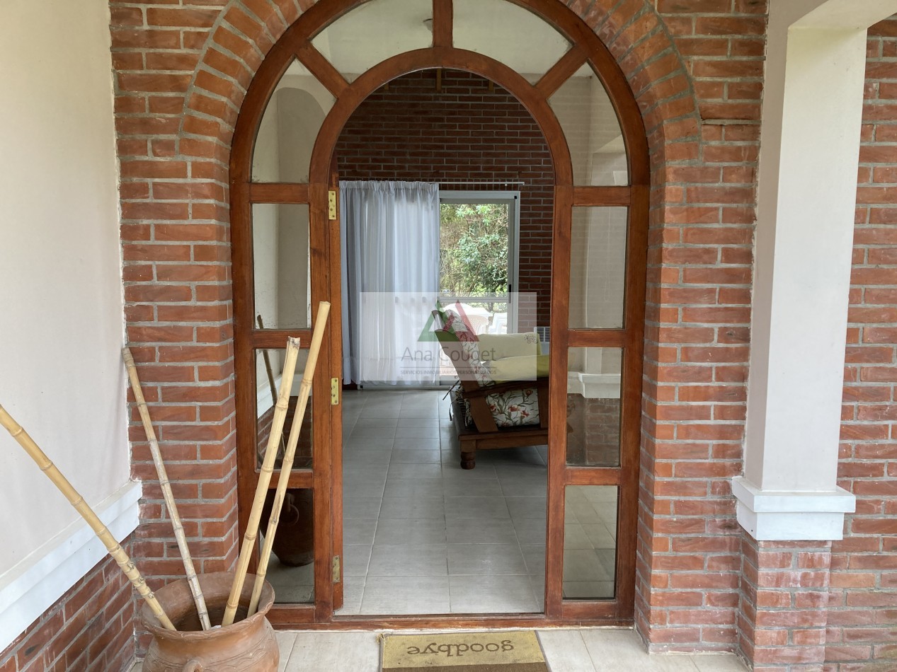 Muy linda casa en magnifico entorno de bosque cerca del mar