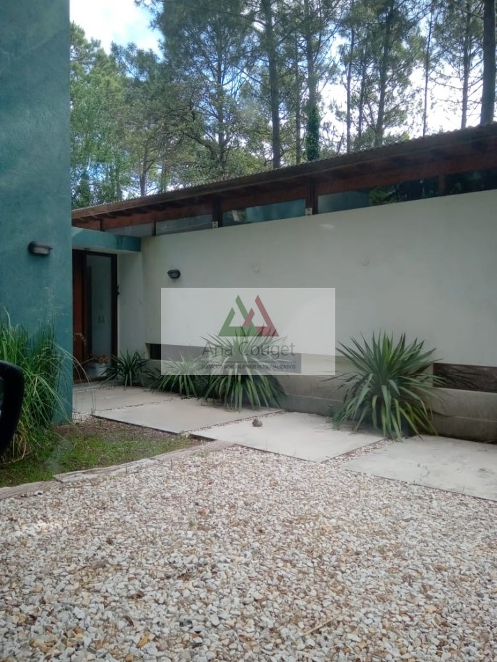 Lindisima casa en Carilo con pileta climatizada.