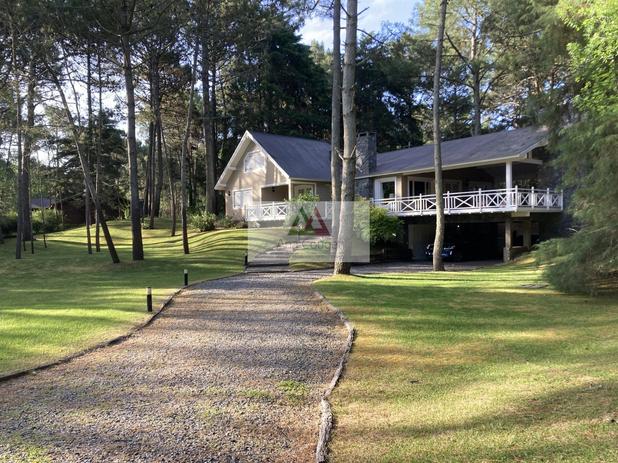 Esplendida casa con amplias galerias exteriores con vista al bosque.