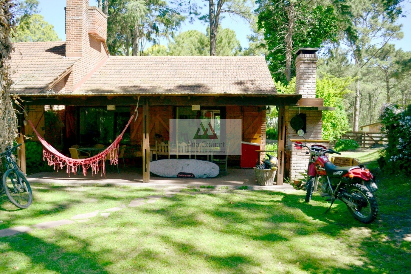 Hermosa casa rodeada de bosque en lugar muy tranquilo de Carilo.