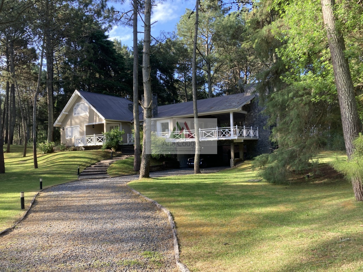 Esplendida casa con amplias galerias exteriores con vista al bosque.