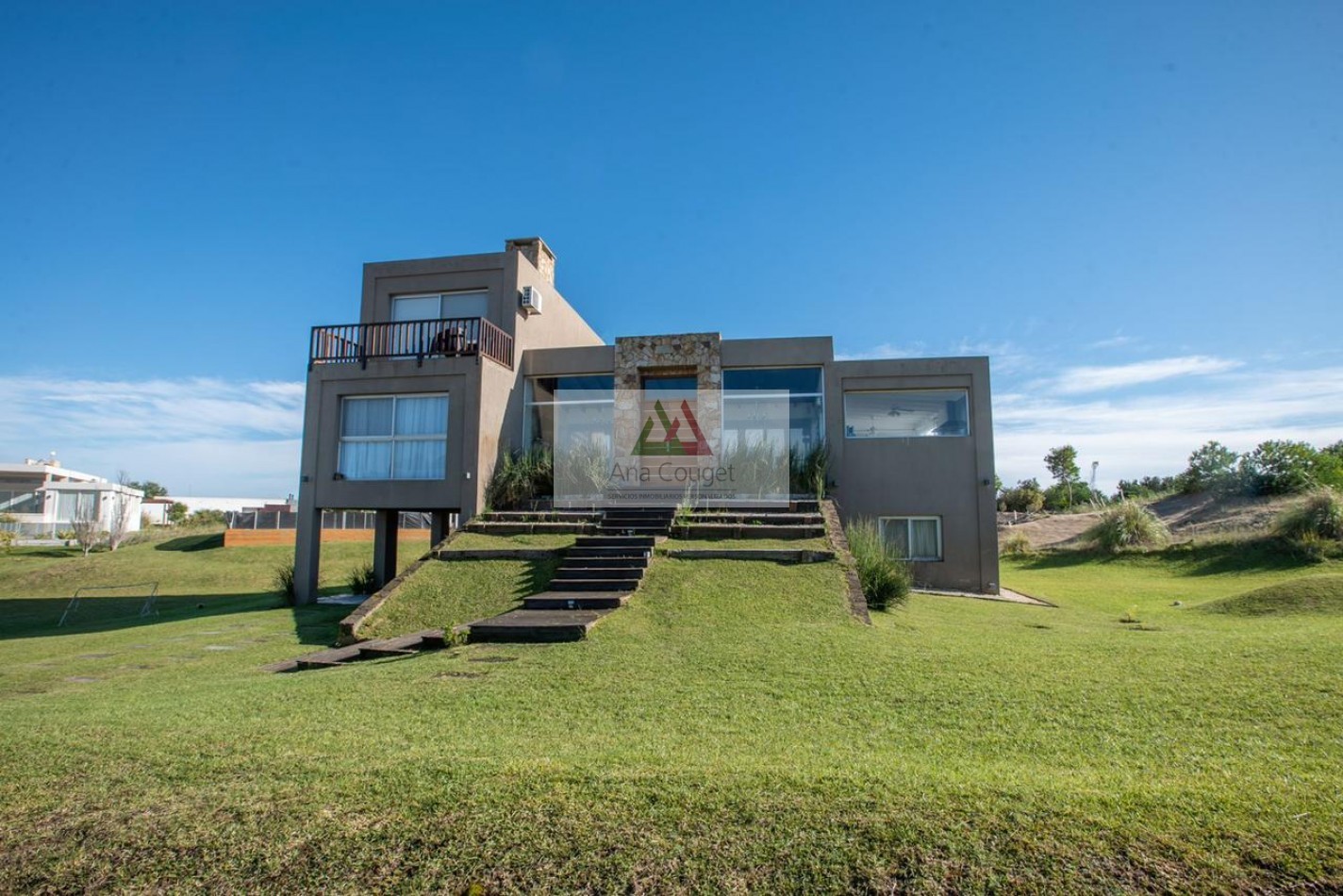 Espectacular casa con pileta climatizada en Residencia I, Costa Esmeralda.