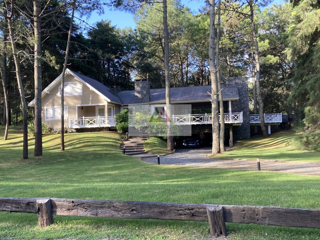 Esplendida casa con amplias galerias exteriores con vista al bosque.