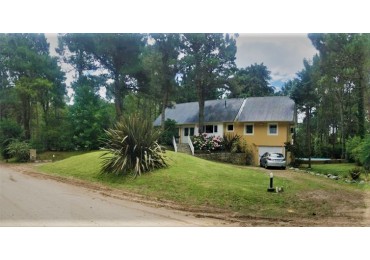 Lindisima casa con pileta en magnifico entorno de bosque