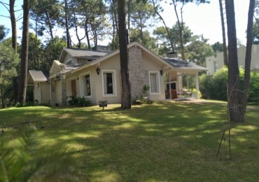 Excelente casa de 3 dormitorios, living comedor con hogar, piscina, parrilla.