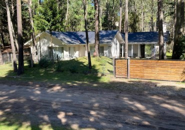 Linidisima casa en Carilo cerca del golf, con hermoso bosque.