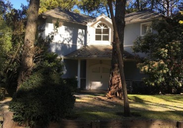 Hermosa casa en Carilo a 4 cuadras del mar y 4 del centro en lugar muy tranquilo. 