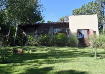 Impecable casa a pocas cuadras del mar rodeada de verde.