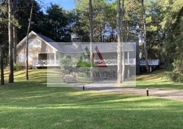 Esplendida casa con amplias galerias exteriores con vista al bosque.