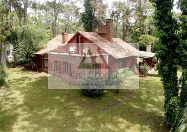 Hermosa casa rodeada de bosque en lugar muy tranquilo de Carilo.