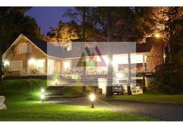 Esplendida casa con amplias galerias exteriores con vista al bosque.